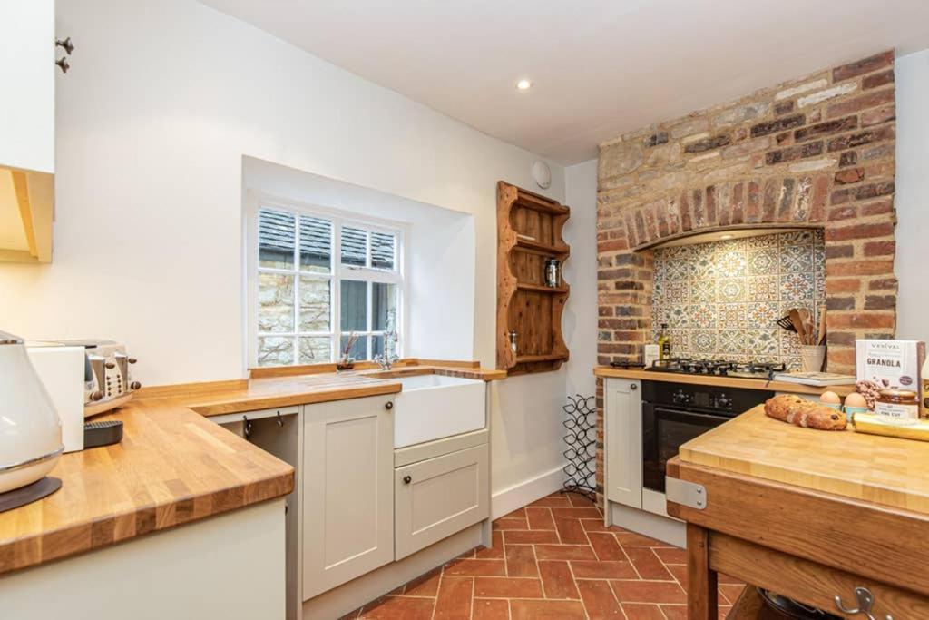Oxfordshire Living - The Bowler Hat Cottage - Вудсток Экстерьер фото