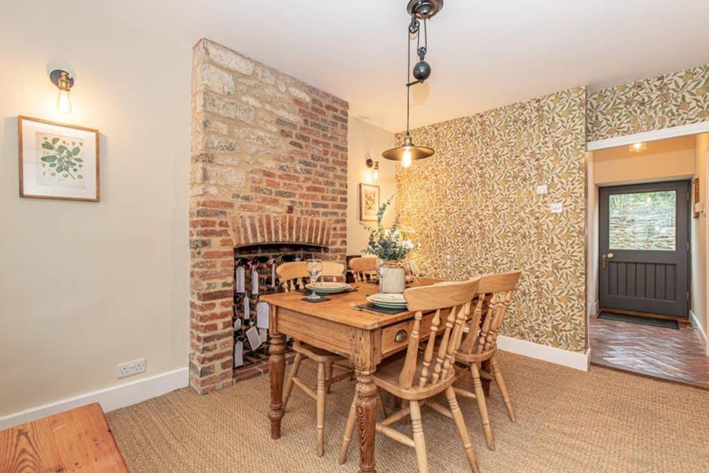 Oxfordshire Living - The Bowler Hat Cottage - Вудсток Экстерьер фото
