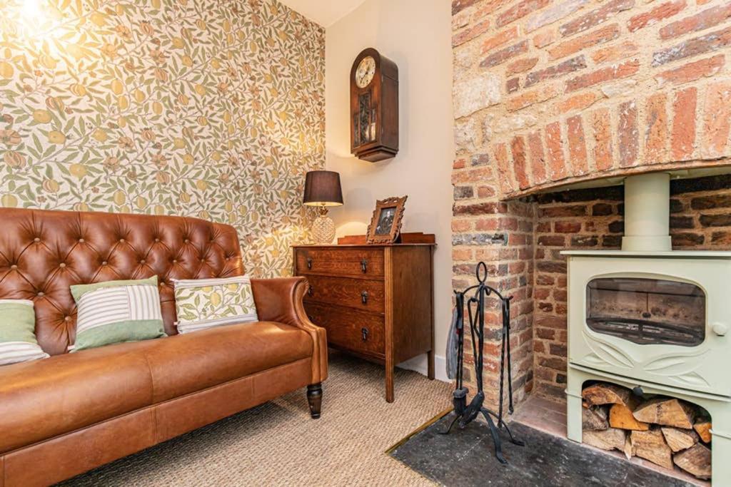Oxfordshire Living - The Bowler Hat Cottage - Вудсток Экстерьер фото