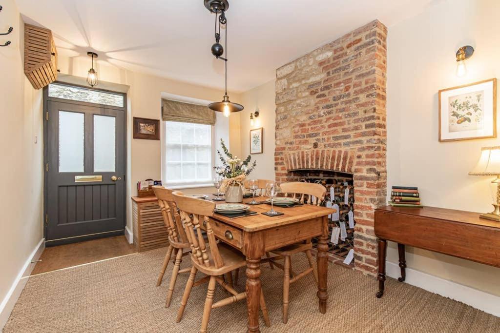Oxfordshire Living - The Bowler Hat Cottage - Вудсток Экстерьер фото